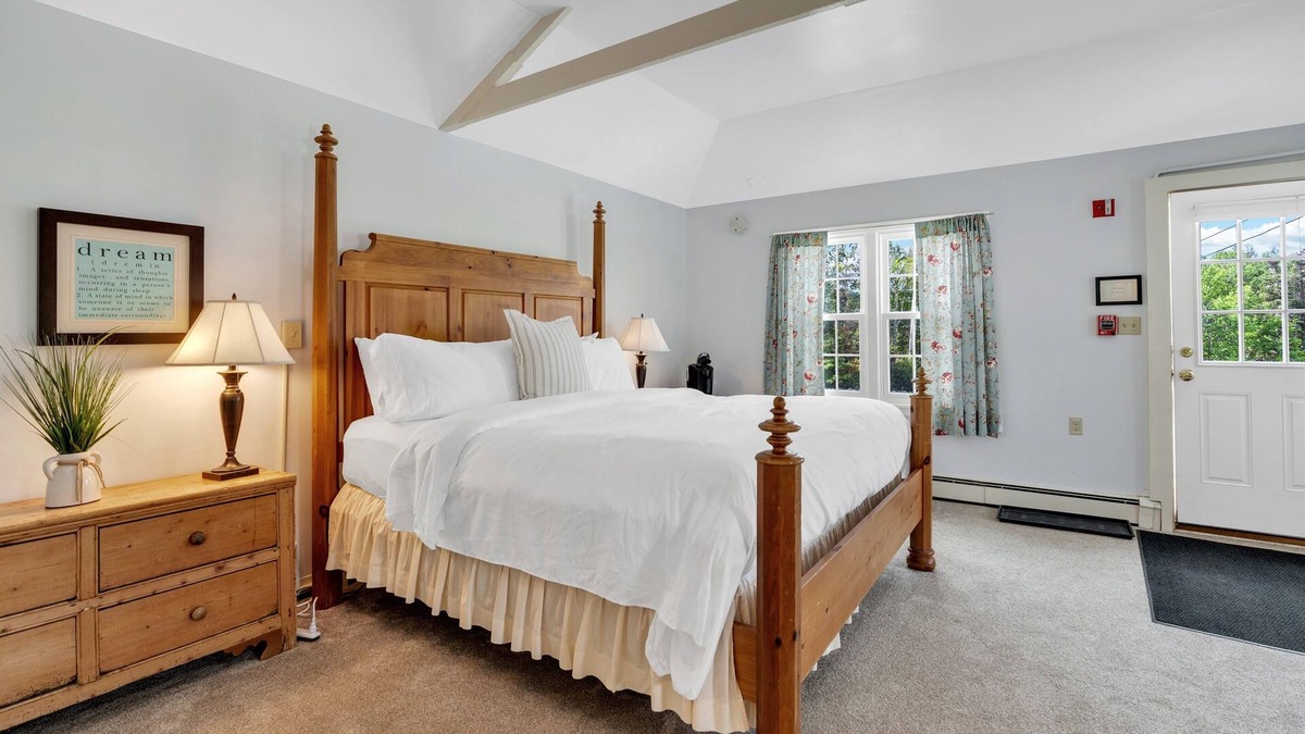 Mendon Apartment | Red Clover Inn Spacious King Suite near Killington