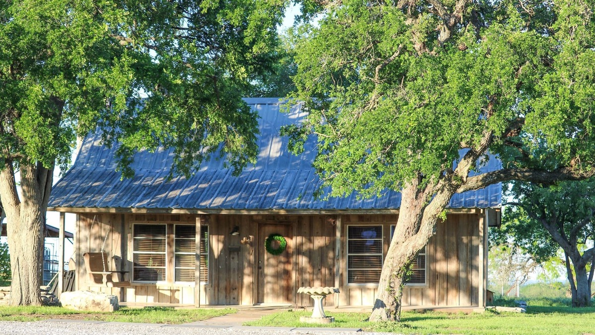 Lorena Cabin | Red Deer Lodge HiBanks Ranch 12 minutes from Magnolia Silos