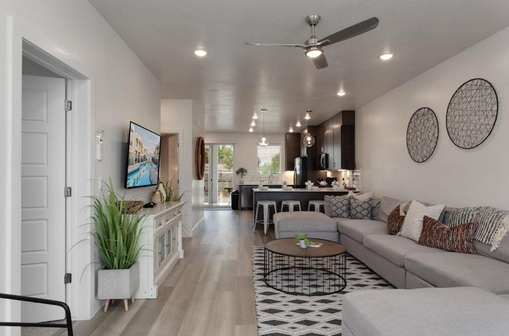 St. George House | Red Desert Loft Resort 37 Pickleball Courts, Foosball, Resort Pool with Waterslide & Jacuzzi!