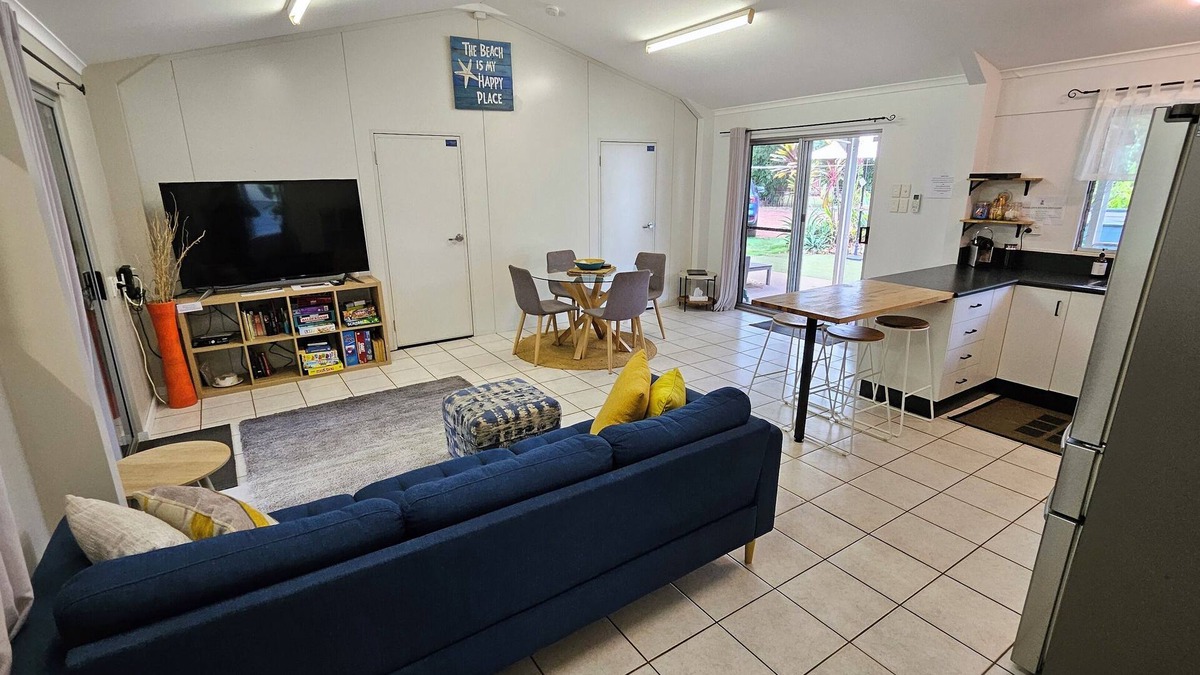 Dundee Beach House | Red Dog's Retreat and Pup with a pool, WiFi & ocean views, sleeps 6