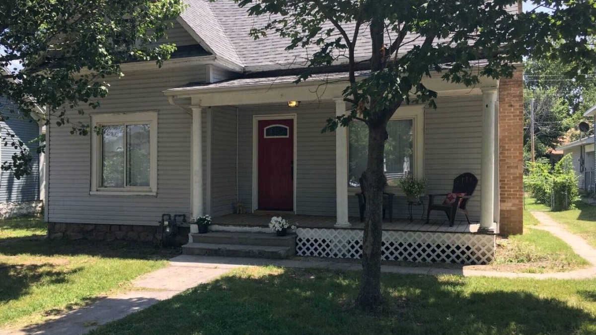 Joplin House | Red Door Retreat -3 bedroom house