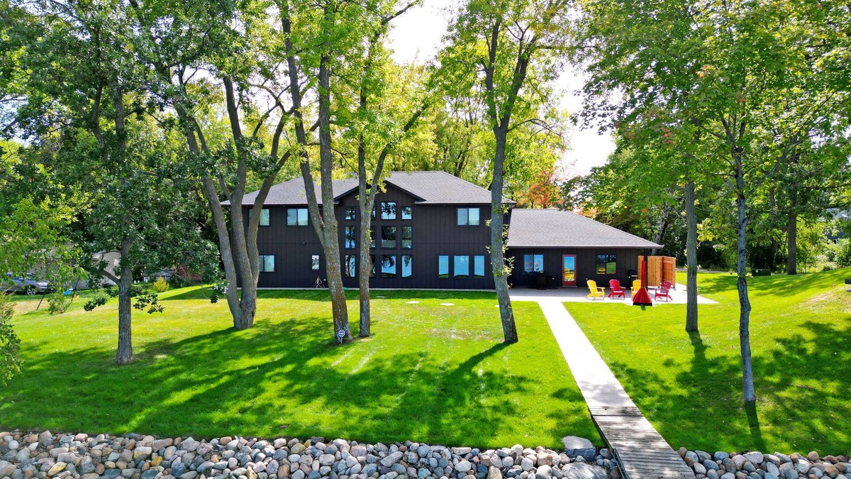 Annandale House | Red Door Retreat on Lake Sylvia