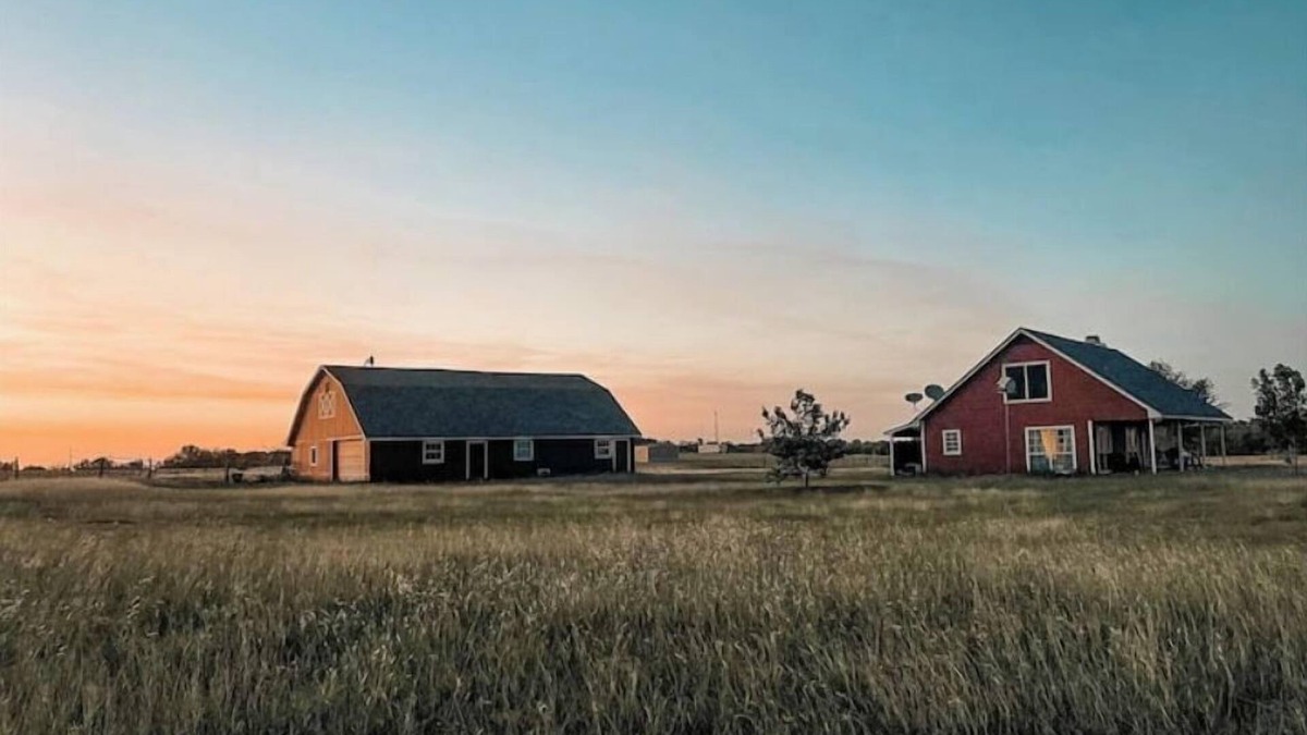 Mart Cottage | Red Farmhouse on 17 acres~20 min to Magnolia Silos