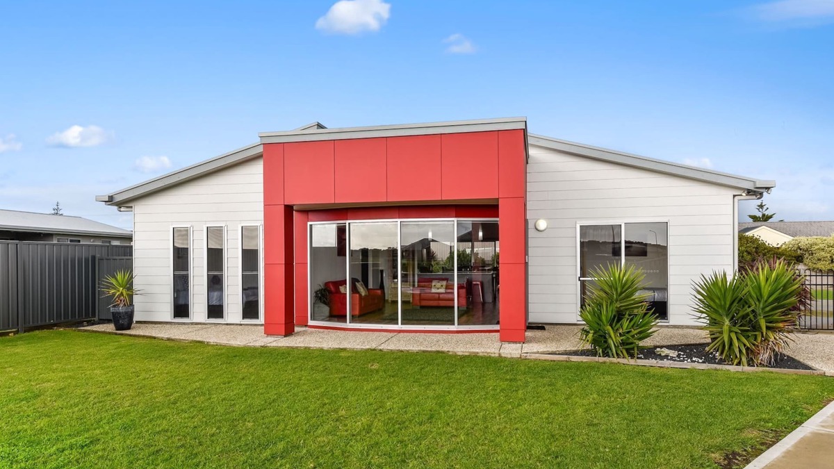 Port Macdonnell House | RED FIN part of BLUE FIN HOLIDAY HOMES - Free Wi-Fi & pet friendly