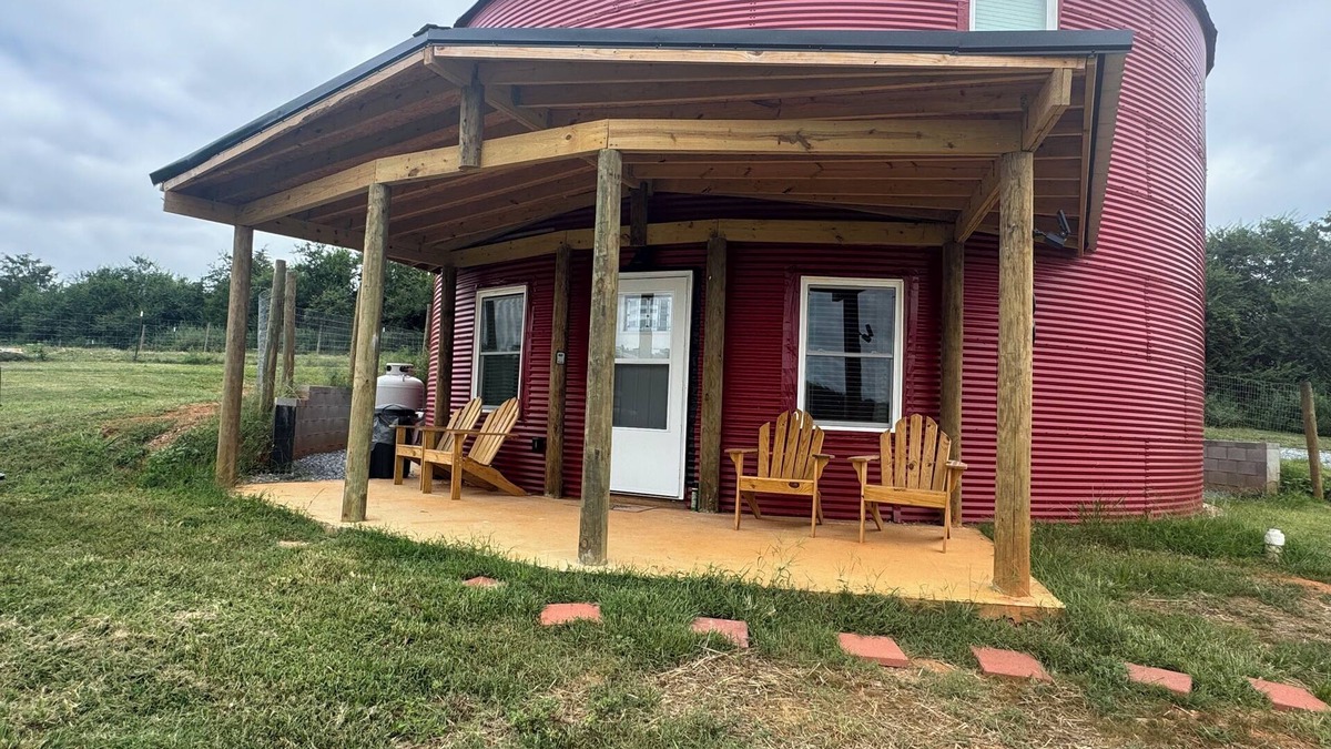 Rustburg House | Red Grain Bin Home 3-bedroom 2.5 baths Near Lynchburg& Liberty