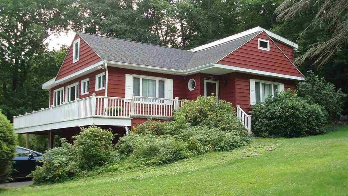 Shandaken House | Red House on the Hill- A Modern Catskills Getaway with Hot Tub