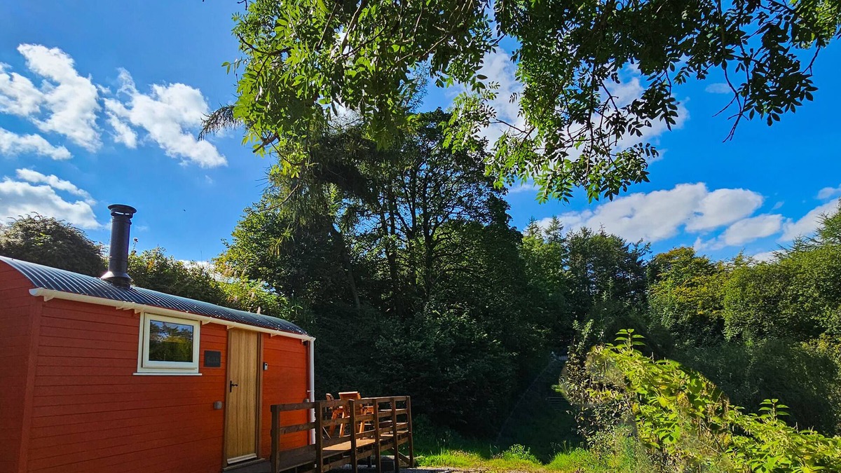 Oswestry Cottage | RED KITE AT WILD VALLEY HUTS, pet friendly in Llanrhaeadr-Ym-Mochnant