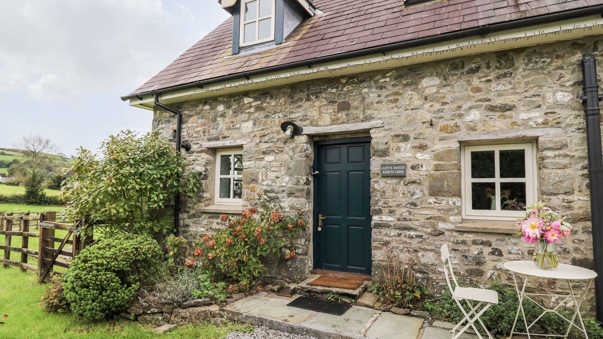 Llandeilo Cottage | RED KITE LODGE, pet friendly, character holiday cottage in Llandeilo