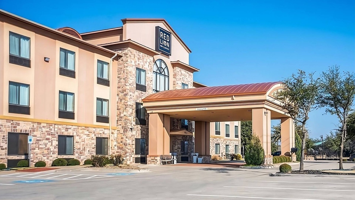 Mineral Wells Hotel | Red Lion Inn & Suites | 2 King Beds, Free Breakfast, Close to Lake Mineral Wells