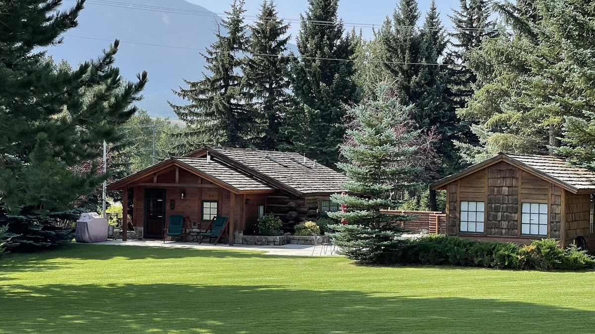 Red Lodge Cabin | Red Lodge MT Getaway, Hot Tub, Fire pit, just minutes from town, hiking/fishing