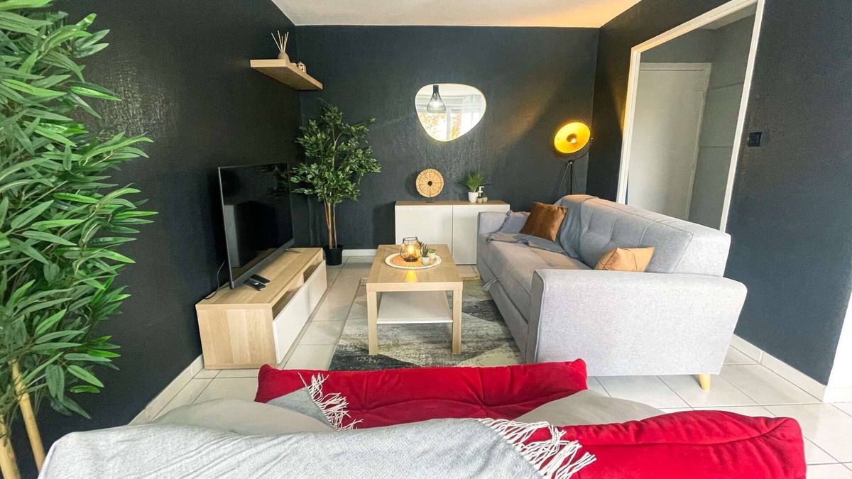 Saint - Martin - du - Touch Apartment | Red Lounge - piscine et jardin