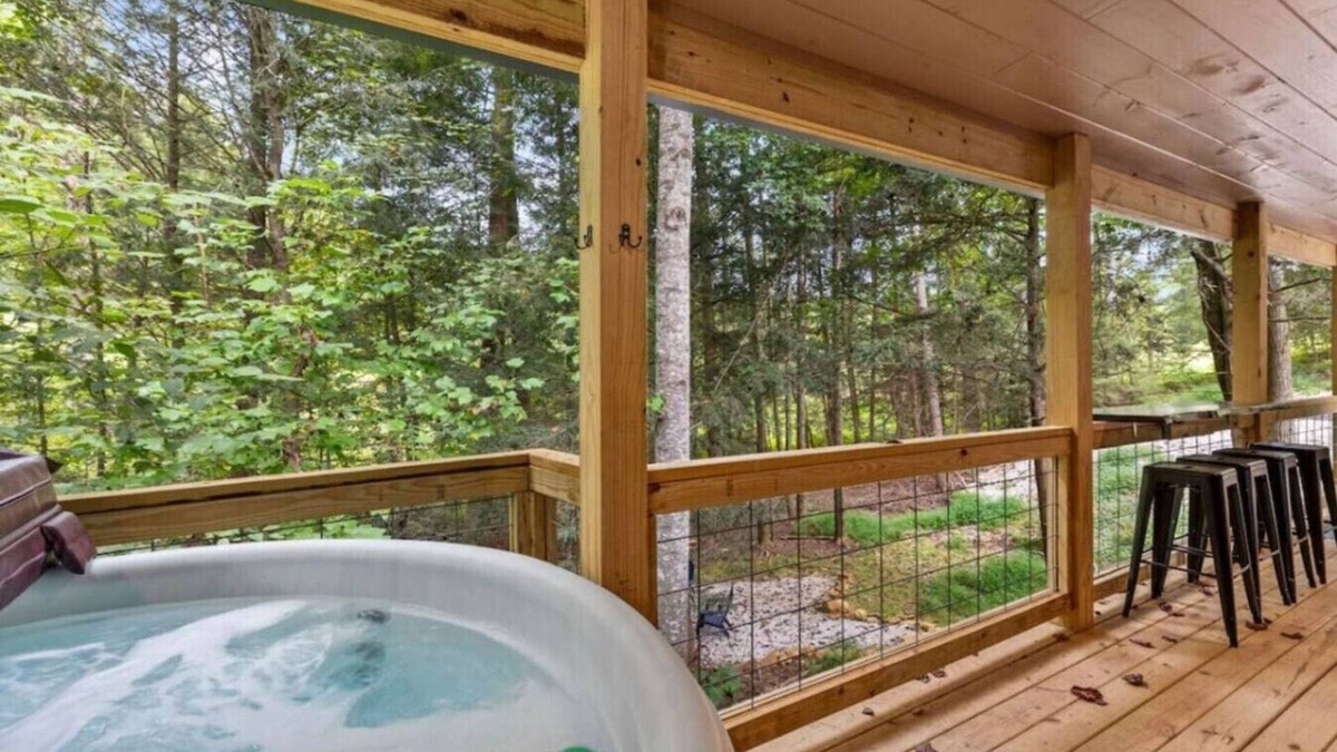 Campton Cabin | Red River Gorge Hot Tub Firepit Wi-Fi Tucked Away