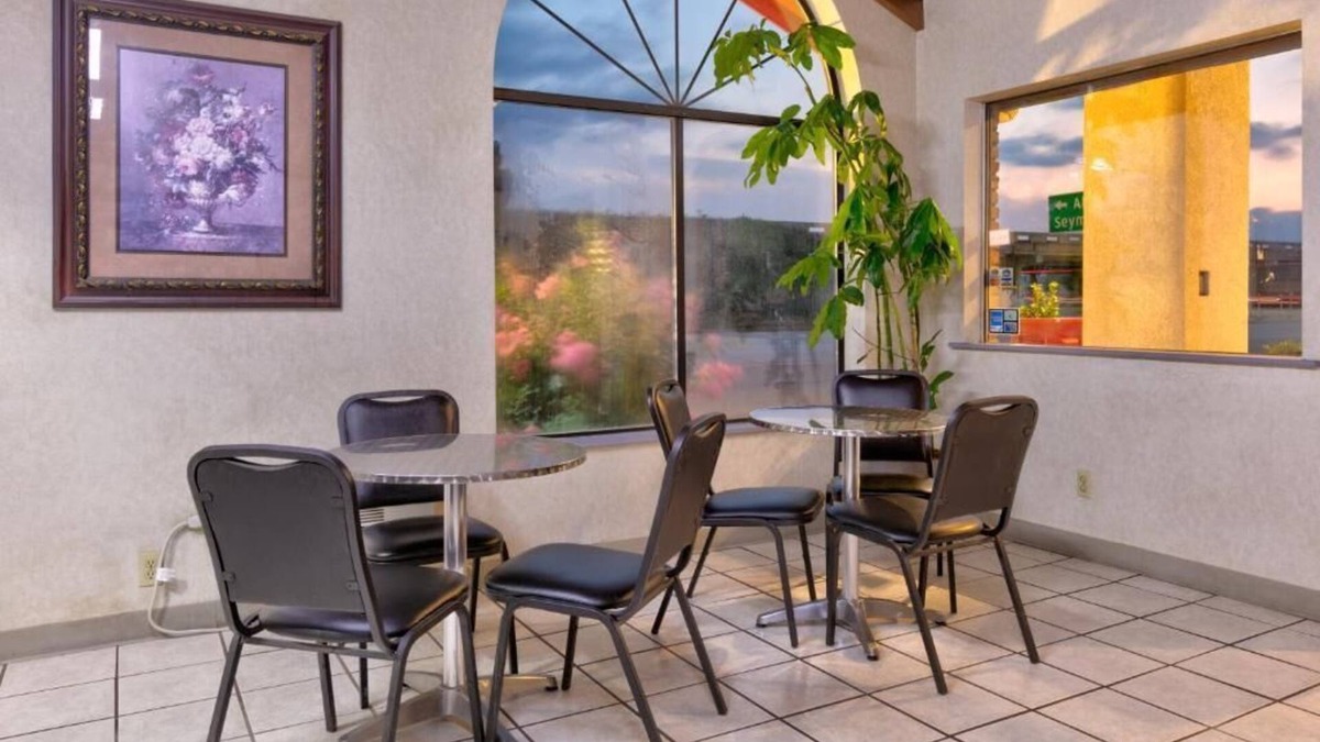 Vernon Hotel | Red River Inn