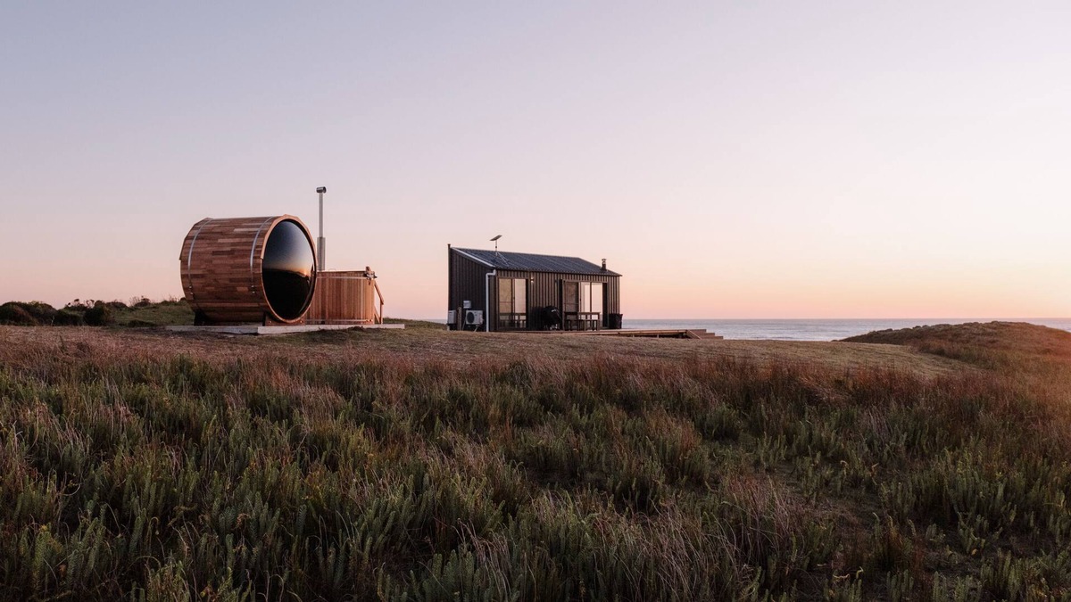 King Island Council Cabin | Red Rock Hut - oceanfront tiny house on King Island with hot tub and sauna