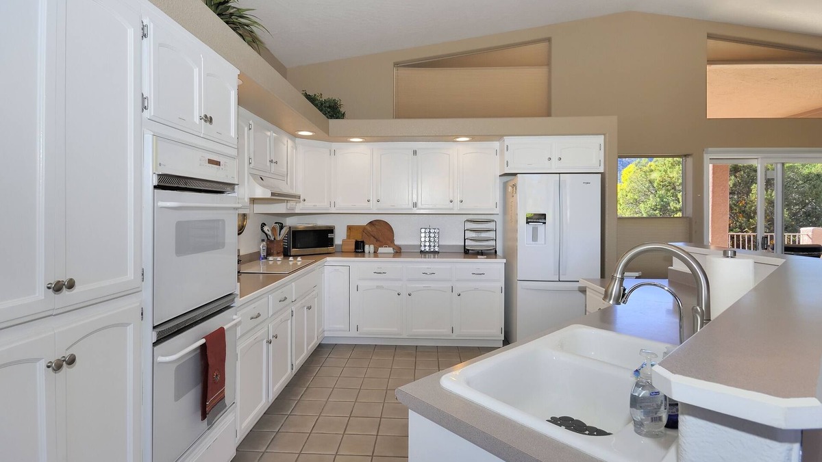 Oak Creek House | Red Rock Views, HIKING HEAVEN! LARGE OPEN CONCEPT HOME, GORGEOUS Balcony!