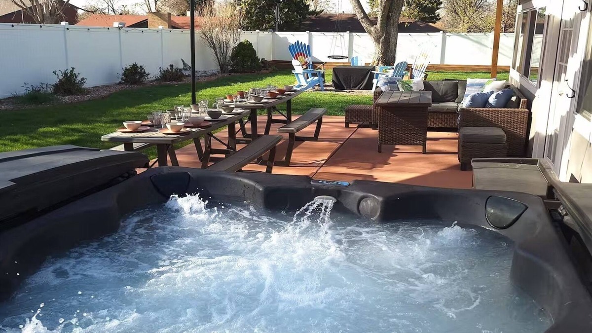 Barths House | Red Rocks + HOT TUB + Bocce Ball + PICKLEBALL+ Fire Pit + 8 Beds + ARCADE