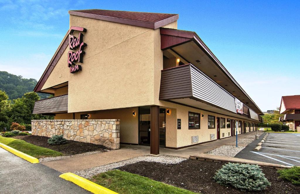 Tad Hotel | Red Roof Inn Charleston - Kanawha City, WV
