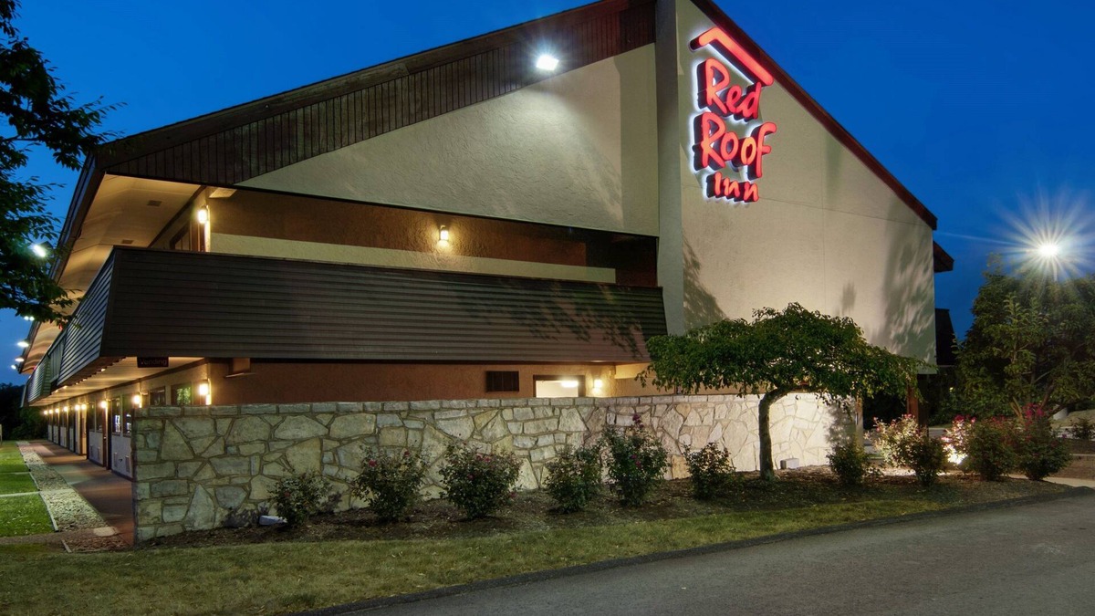 White Hall Hotel | Red Roof Inn Fairmont