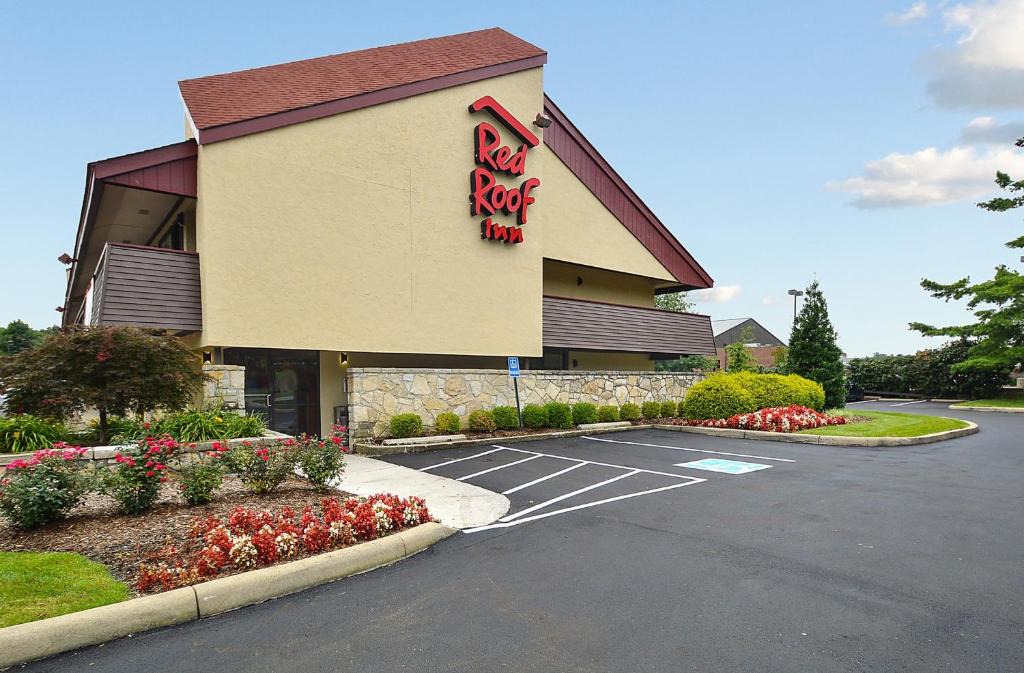 Buechel Hotel | Red Roof Inn Louisville East - Hurstbourne