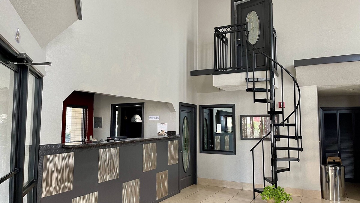 Richland Hotel | Red Roof Inn & Suites Jackson - Richland