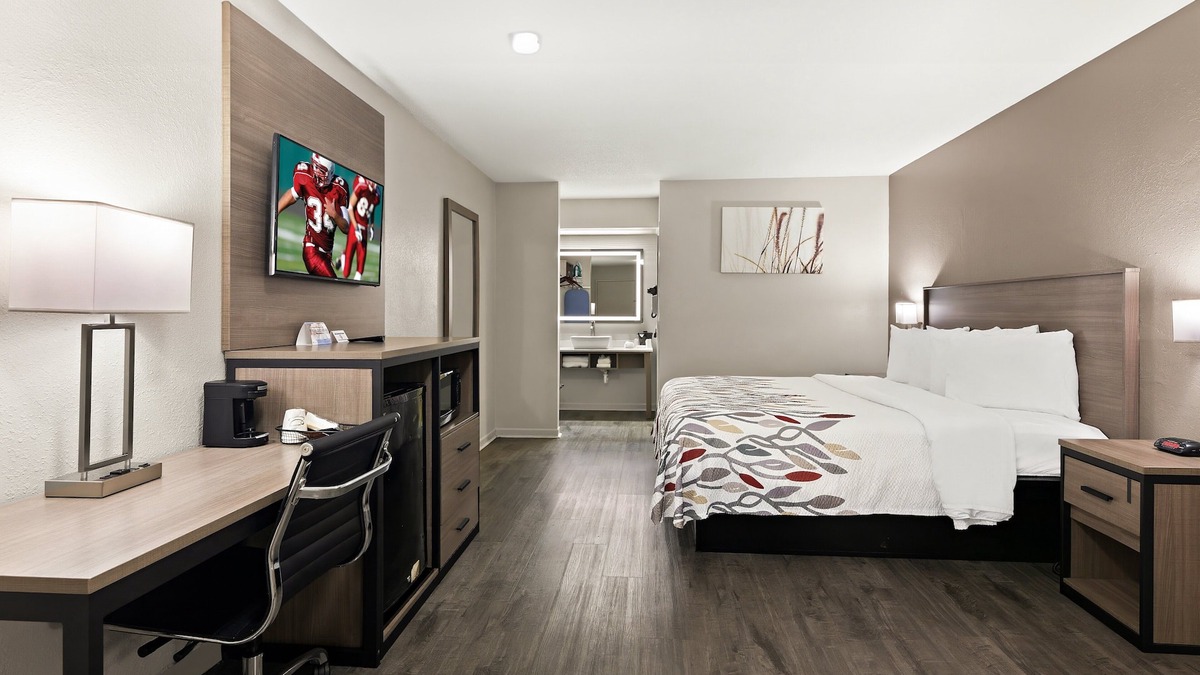 Monroe Hotel | Red Roof Inn & Suites Monroe, NC