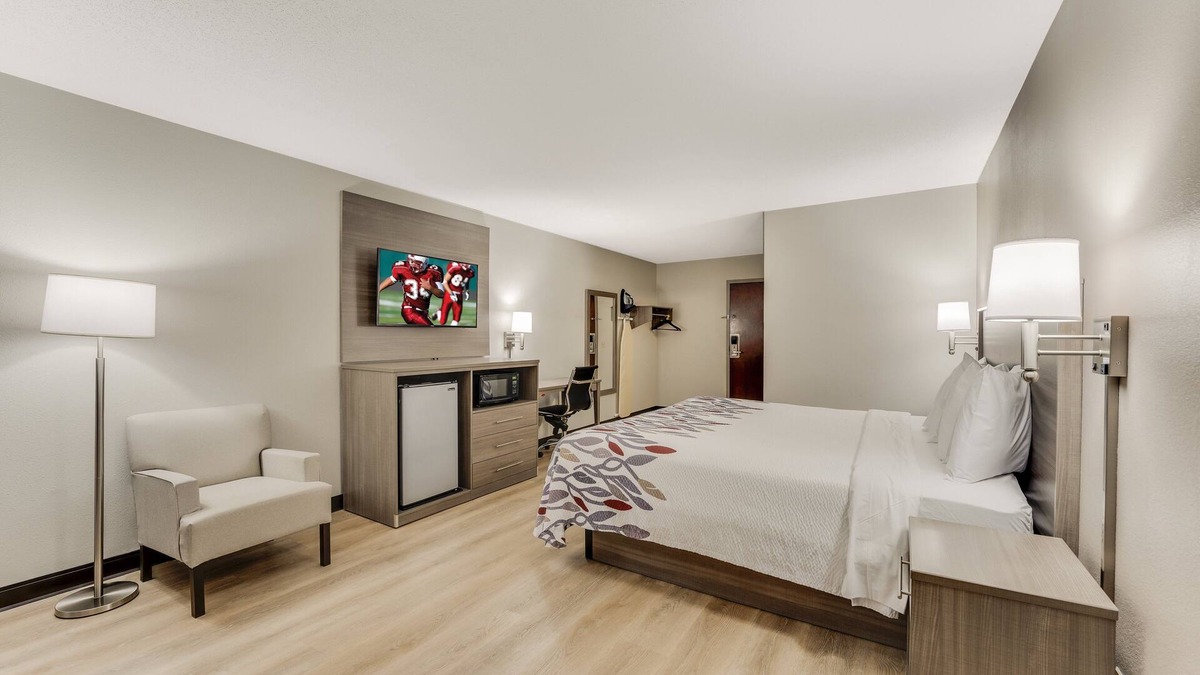 Middletown Hotel | Red Roof Inn & Suites Newport – Middletown, RI