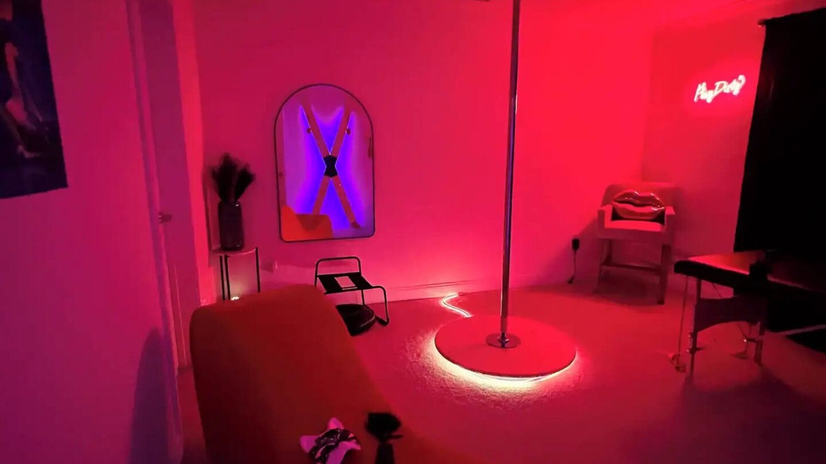 Charlotte House | Red room in Charlotte, themed house for adults