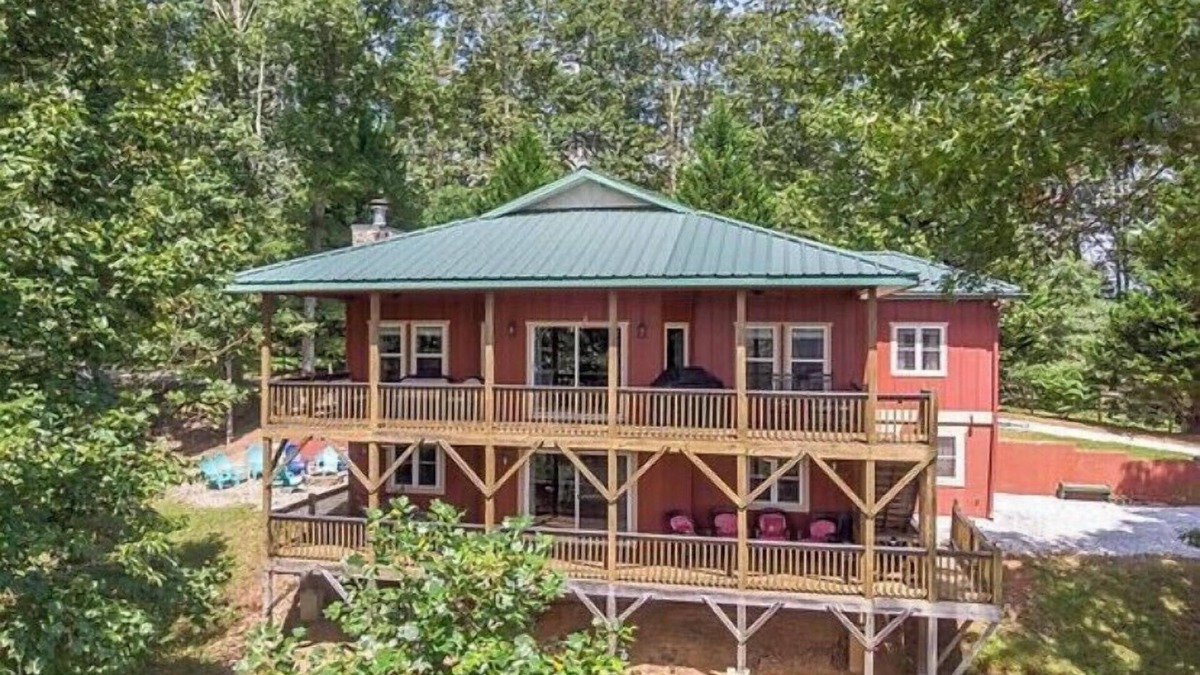 Franklin House | Red Rooster Retreat,Hot Tub+game area+firepit & LRG deck w/amazing Mountain View