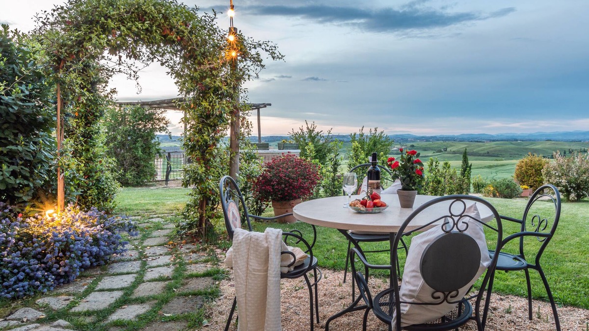Monteroni d'Arbia Apartment | "Red Rose" apartment overlooking Siena