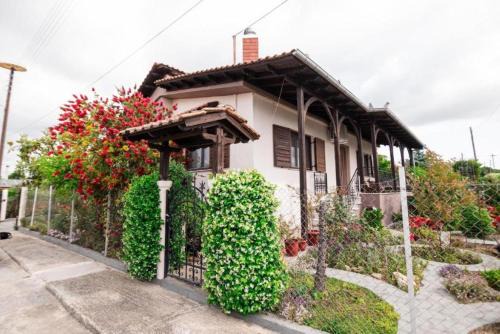 Katerini House | Red Roses-Traditional House