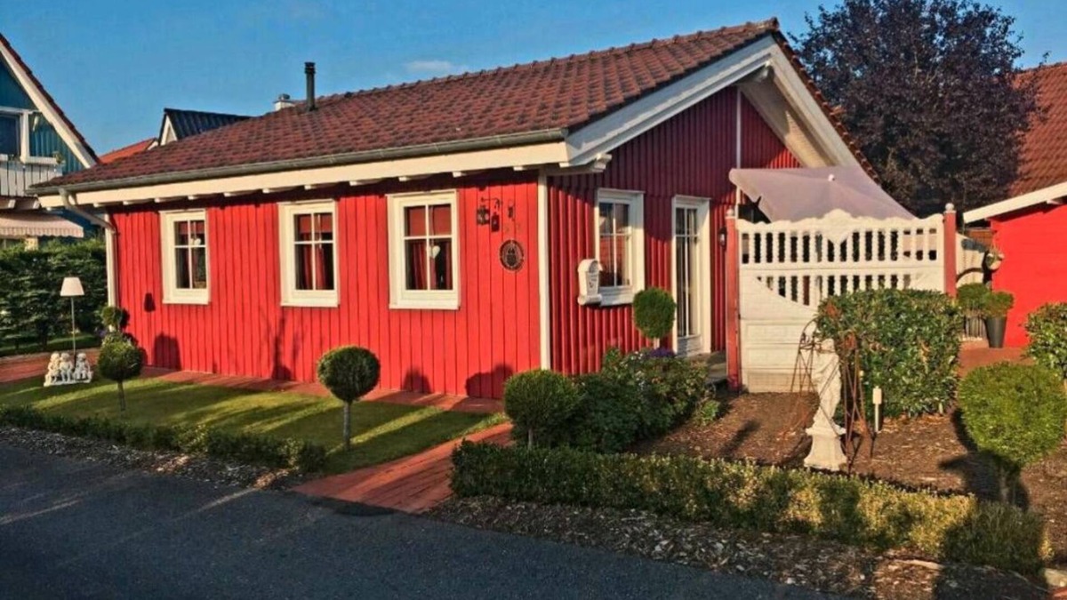 Haseluenne House | Red Swedish house pet friendly!