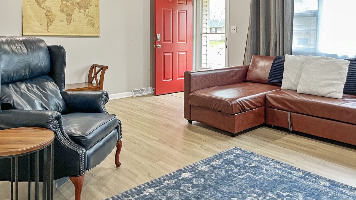 Springfield House | Red Tail Cottage: Full Fence, Hammock Chair, Walk to Bass Pro, Movie Night