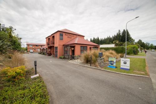Te Anau Hotel | Red Tussock Motel