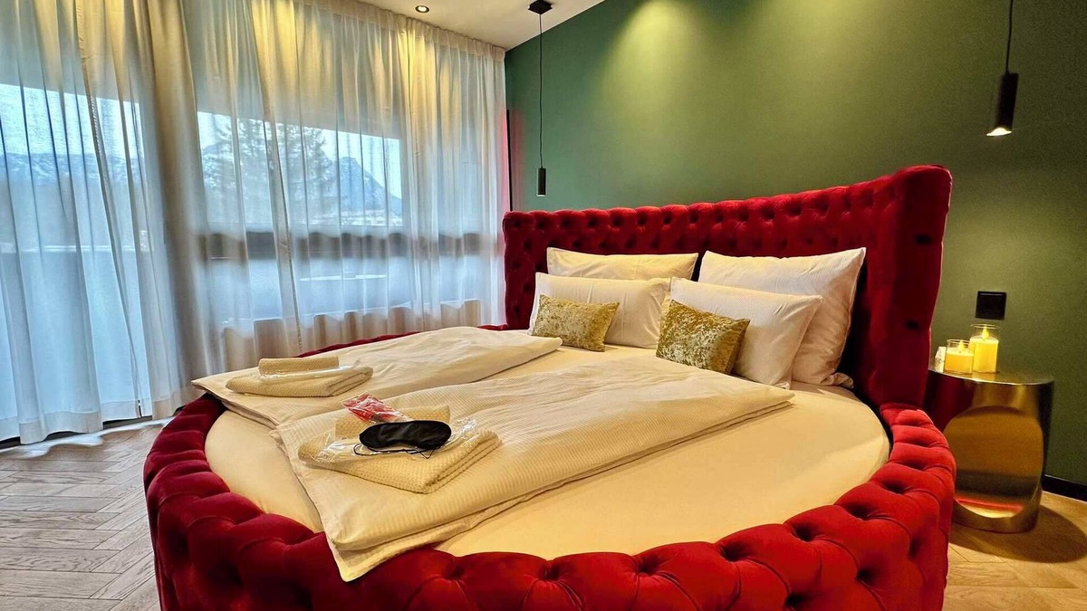 Bad Aussee Apartment | Red Velvet romantic apartment with balcony/river & mountain view