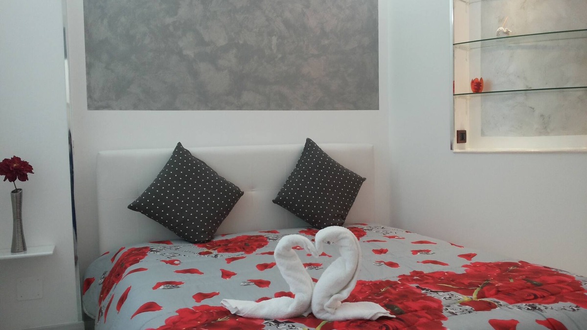 Casa Santa Apartment | RED WI-FI FREE TULIP APARTMENT