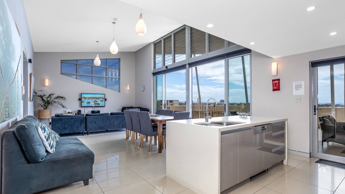 Redcliffe Apartment | Redcliffe Penthouse 4 Bedroom Holiday Apartment Sleeps 8