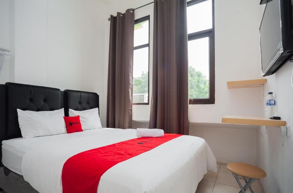Palembang Hotel | RedDoorz at Jalan Bangau Palembang