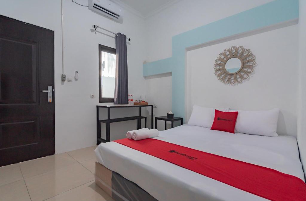 Karawang Hotel | RedDoorz at Jalan Otista Karawang
