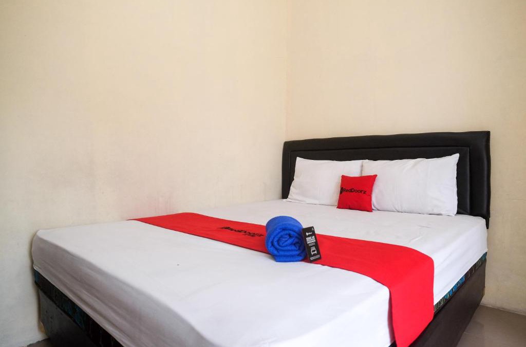 Cimohong Hotel | RedDoorz at Putri Syariah Brebes