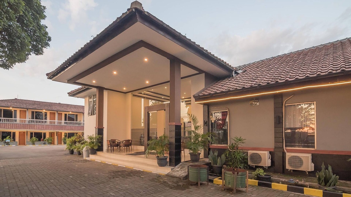 Subang Hotel | RedDoorz near Alun Alun Subang