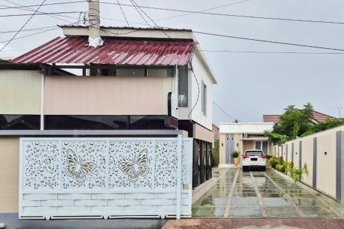 Palu Hotel | RedDoorz near Mutiara SIS Al Jufrie Airport Palu 3