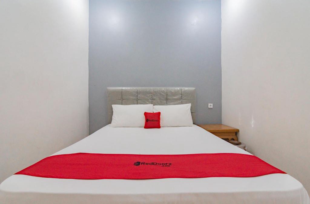 North Cirebon Hotel | RedDoorz near Prujakan Station Cirebon
