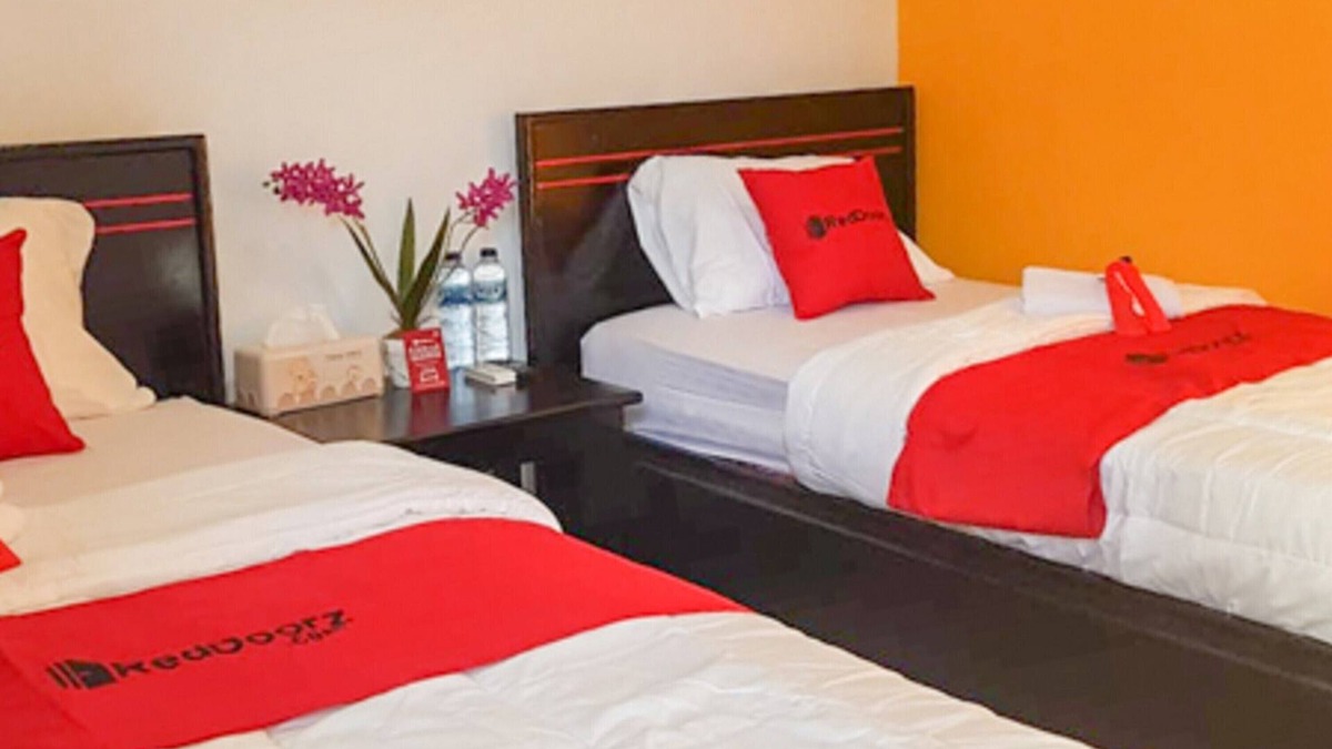 Luwuk Hotel | RedDoorz near RSUD Kota Luwuk