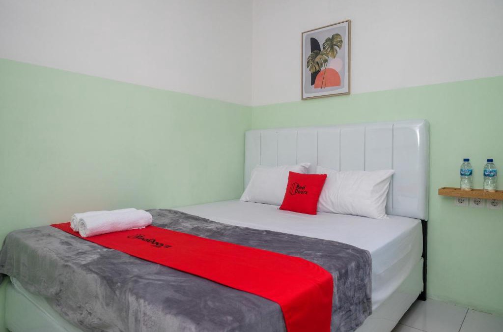 Surakarta Hotel | RedDoorz near Tugu Kartasura