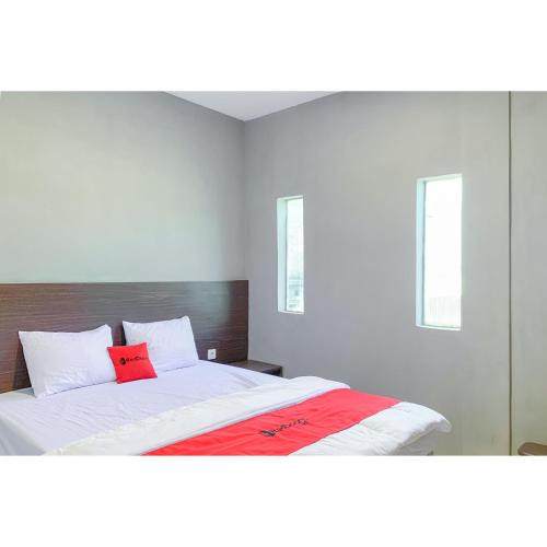 Astana Anyar Hotel | RedDoorz Plus at D San Residence Buah Batu