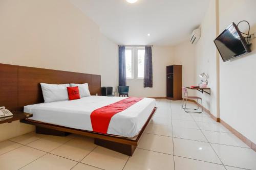 Makassar Hotel | RedDoorz Plus at Karebosi Area 2 Makassar