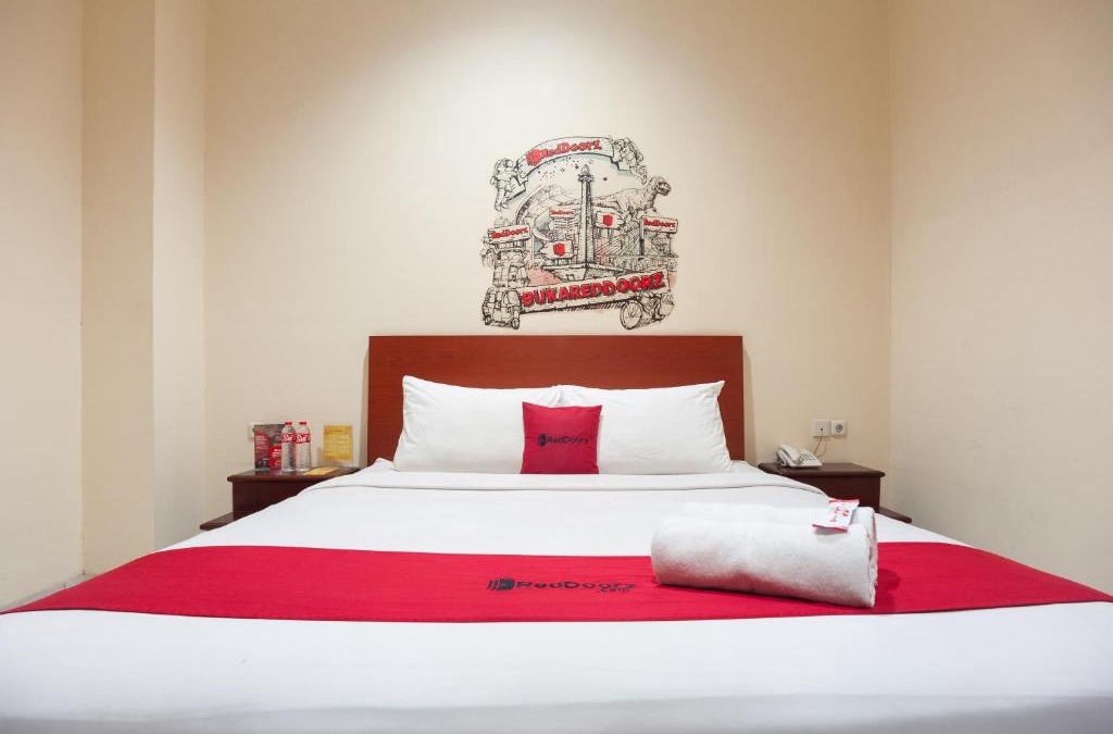 Melawai Hotel | RedDoorz Plus near Plaza Blok M