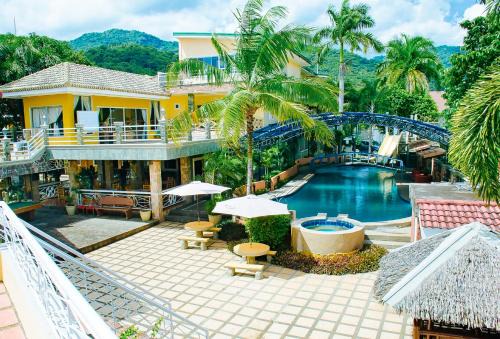Talisay Hotel | RedDoorz Premium at Villa Kristalene Resort