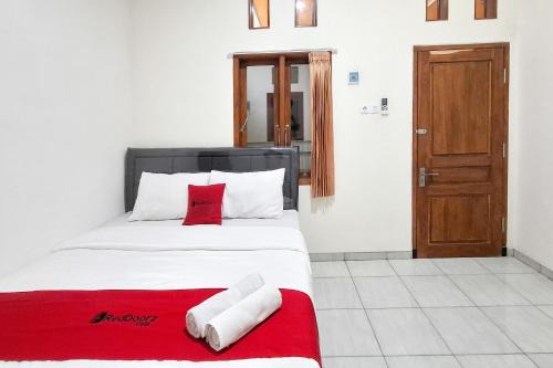 Probolinggo Hotel | RedDoorz Syariah at Jalan Panglima Sudirman Probolinggo