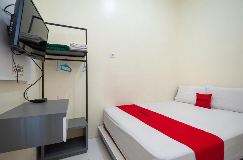 Solok Hotel | RedDoorz Syariah near RS Tentara Solok